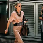 Ni vaqueros ni falda: el pantalón satinado es la prenda imprescindible de la primavera 2026.