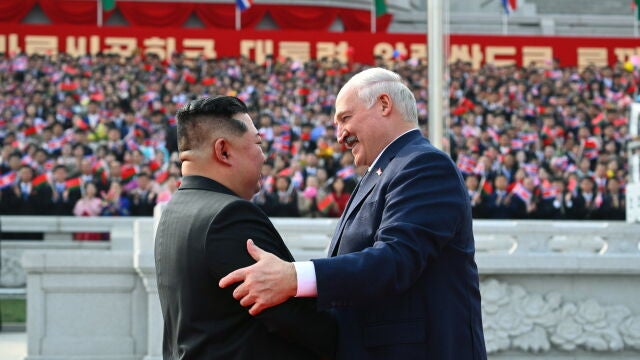 NORTH KOREA, PYONGYANG - MARCH 25, 2026: General Secretary of the Workers' Party of Korea, President of the State Affairs Kim Jong Un (L) welcomes Belarus President Alexander Lukashenko in Kim Il Sung Square Europa Press/Contacto/Andrei Stasevich 25/03/2026 ONLY FOR USE IN SPAIN