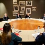 Un instante de la reuni&oacute;n entre los equipos negociadores del Partido Popular y del PSOE, con Fern&aacute;ndez Ma&ntilde;ueco y Carlos Mart&iacute;nez a la cabeza