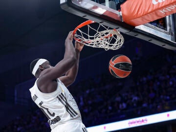 Garuba realiza un mate en el aro del Anadolu Efes