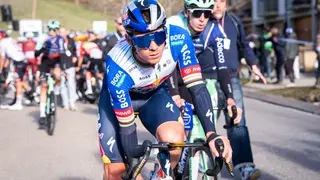 Ethan Vernon (NSN) gana la cuarta etapa al esprint; Dorian Godon mantiene el liderato GRAFCAT480. CAMPRODON (GIRONA), 26/03/2026.- El belga Remco Evenepoel (Red Bull-Bora-Hansgrohe) tras la cuarta etapa de la Volta Ciclista a Catalunya, de 151 kilómetros con inicio en Mataró (Barcelona) y final en Camprodon (Girona), que el británico Ethan Vernon (NSN Cycling Team) se adjudicó al esprint. EFE/Siu Wu
