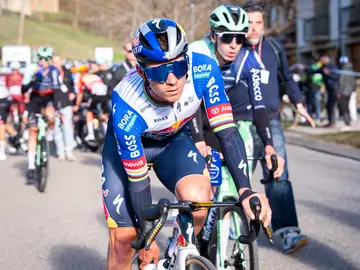 Ethan Vernon (NSN) gana la cuarta etapa al esprint; Dorian Godon mantiene el liderato GRAFCAT480. CAMPRODON (GIRONA), 26/03/2026.- El belga Remco Evenepoel (Red Bull-Bora-Hansgrohe) tras la cuarta etapa de la Volta Ciclista a Catalunya, de 151 kilómetros con inicio en Mataró (Barcelona) y final en Camprodon (Girona), que el británico Ethan Vernon (NSN Cycling Team) se adjudicó al esprint. EFE/Siu Wu