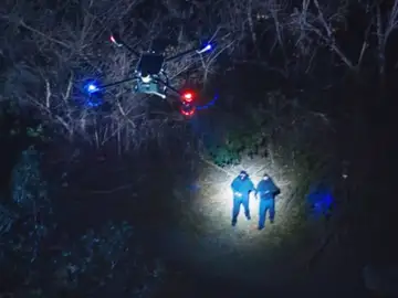 Guardian, el primer dron policial que puede perseguir vehículos a 100 km/h. Guardian, el primer dron policial que puede perseguir vehículos a 100 km/h.