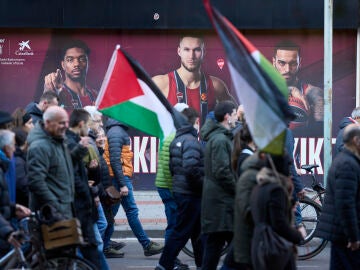 En las inmediaciones del Buesa Arena hubo protestas antes del Baskonia-Hapoel