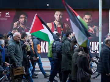 En las inmediaciones del Buesa Arena hubo protestas antes del Baskonia-Hapoel En las inmediaciones del Buesa Arena hubo protestas antes del Baskonia-Hapoel