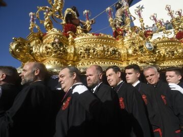 El presidente de la Junta, Juanma Moreno, porta cada Mi&eacute;rcoles Santo el trono del Cristo de la Exaltaci&oacute;n de la hermandad de Fusionadas de M&aacute;laga