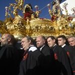 El presidente de la Junta, Juanma Moreno, porta cada Miércoles Santo el trono del Cristo de la Exaltación de la hermandad de Fusionadas de Málaga El presidente de la Junta, Juanma Moreno, porta cada Miércoles Santo el trono del Cristo de la Exaltación de la hermandad de Fusionadas de Málaga