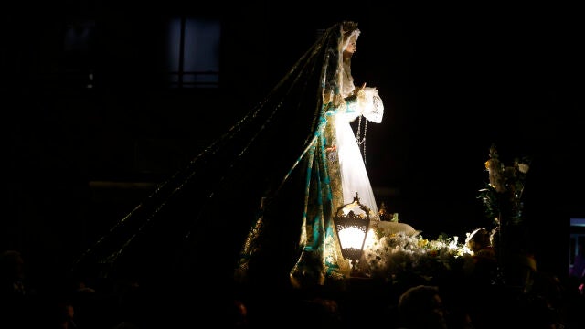 MADRID , 27/03/2026.- Un momento de la Procesi&oacute;n del Sant&iacute;simo Cristo del Pozo y Nuestra Se&ntilde;ora de los Dolores, este viernes en Madrid. EFE/ Javier Liz&oacute;n 