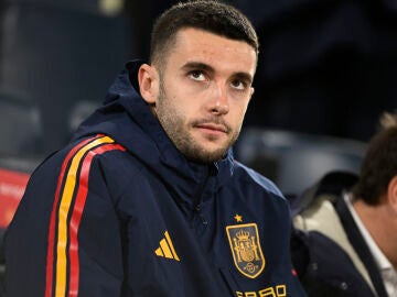 VILLARREAL, 27/03/2026.- El portero de la selecci&oacute;n espa&ntilde;ola de f&uacute;tbol Joan Garc&iacute;a, en la grada durante el encuentro amistoso que los combinados nacionales de Espa&ntilde;a y Serbia disputan este viernes en el estadio de La Cer&aacute;mica, en Villarreal. EFE/Andreu Esteban 