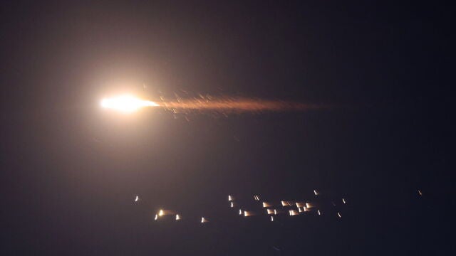 Jerusalem (-), 27/03/2026.- Projectile trails cross the sky above Jerusalem, 27 March 2026, as sirens alerting of incoming ballistic missiles sound across Israel. The Israeli military reported that it had detected missiles launched from Iran toward Israel, several of which struck central Israel. (Jerusal&eacute;n) EFE/EPA/ABIR SULTAN -- BEST QUALITY AVAILABLE 