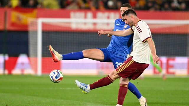 VILLARREAL, 27/03/2026.- El defensa de la selecci&oacute;n espa&ntilde;ola de f&uacute;tbol Aymeric Laporte (d) dispara ante Sergej Milinkovic-Savic, de Serbia, durante el partido amistoso que los combinados nacionales de Espa&ntilde;a y Serbia juegan este viernes en el estadio de La Cer&aacute;mica, en Villarreal. EFE/Andreu Esteban 