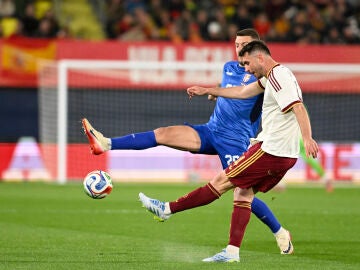 VILLARREAL, 27/03/2026.- El defensa de la selecci&oacute;n espa&ntilde;ola de f&uacute;tbol Aymeric Laporte (d) dispara ante Sergej Milinkovic-Savic, de Serbia, durante el partido amistoso que los combinados nacionales de Espa&ntilde;a y Serbia juegan este viernes en el estadio de La Cer&aacute;mica, en Villarreal. EFE/Andreu Esteban 