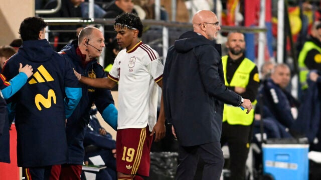 VILLARREAL, 27/03/2026.- El delantero de Espa&ntilde;a Lamine Yamal (c-i) pasa junto a su seleccionador, Luis de la Fuente, durante el encuentro amistoso que los combinados nacionales de Espa&ntilde;a y Serbia disputan este viernes en el estadio de La Cer&aacute;mica, en Villarreal. EFE/Andreu Esteban 