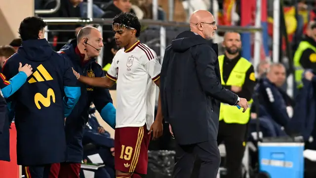 España - Serbia VILLARREAL, 27/03/2026.- El delantero de España Lamine Yamal (c-i) pasa junto a su seleccionador, Luis de la Fuente, durante el encuentro amistoso que los combinados nacionales de España y Serbia disputan este viernes en el estadio de La Cerámica, en Villarreal. EFE/Andreu Esteban