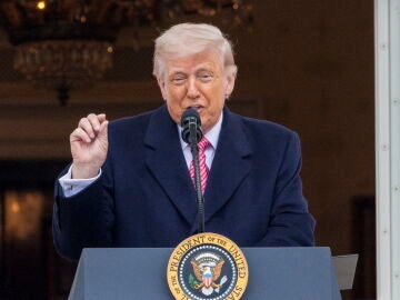 WASHINGTON (United States), 27/03/2026.- US President Donald J. Trump delivers remarks to farmers and ranchers during an event on the South Lawn of the White House in Washington, DC, USA, 27 March 2026. President Trump announced new government loan guarantees and new cost-cutting guidance for farm equipment regulation. EFE/EPA/SHAWN THEW / POOL