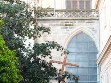 Im&aacute;genes de la Salida Procesional de la Hermandad de la Corona en su transitar por el Patio de los Naranjos de la Catedral de Sevilla. A 27 de marzo del 2026 en Sevilla (Andaluc&iacute;a, Espa&ntilde;a). La ciudad de Sevilla se encuentra ya preparada para la celebraci&oacute;n de su Semana Santa, con los palcos del Ayuntamiento engalanados para la ocasi&oacute;n y todo dispuesto para el inicio de una de las festividades m&aacute;s emblem&aacute;ticas del calendario sevillano.27 MARZO 2026Mar&iacute;a Jos&eacute; L&oacute;pez / Europa Press27/03/2026