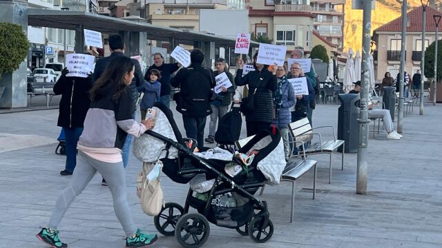 Vecinos del Raval Roig en Alicante manifest&aacute;ndose en la calle Virgen del Socorro