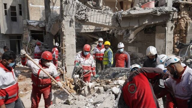 March 25, 2026, Iran, Iran: Rescue teams from the Iranian Red Crescent Society (IRCS) are working at the site of a building destroyed by an airstrike. Iran said it fired cruise missiles at the USS Abraham Lincoln aircraft carrier, according to a statement carried by state television, amid escalating conflict following strikes by Israel and the United States that have expanded tensions across the Middle East. Europa Press/Contacto/Ircs 25/03/2026 ONLY FOR USE IN SPAIN