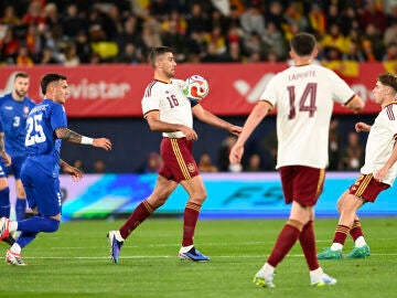 VILLARREAL, 27/03/2026.- El centrocampista de la selecci&oacute;n espa&ntilde;ola de f&uacute;tbol Rodri (c) controla el bal&oacute;n durante el encuentro amistoso que los combinados nacionales de Espa&ntilde;a y Serbia disputan este viernes en el estadio de La Cer&aacute;mica, en Villarreal. EFE/Andreu Esteban 
