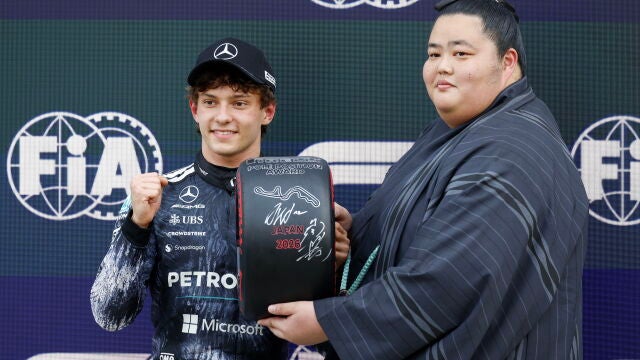 SUZUKA (Japan), 28/03/2026.- Japanese professional sumo wrestler Kotozakura Masakatsu (R) handsover the pole position award to Mercedes driver Andrea Kimi Antonelli (L) of Italy after the Qualifying for the Formula 1 Japanese Grand Prix at the Suzuka International Racing Course racetrack in Suzuka, Japan, 28 March 2026. The 2026 Formula 1 Japanese Grand Prix is held on 29 March. (F&oacute;rmula Uno, Italia, Jap&oacute;n) EFE/EPA/FRANCK ROBICHON 