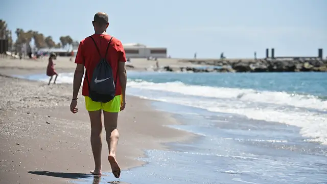 Calor en Almería ALMERÍA, 28/03/2026.- Un hombre disfruta del buen tiempo en la playa de El Zapillo en Almería, hoy Sábado Santo. EFE / Carlos Barba