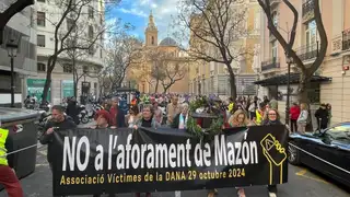 AM.-Manifestantes piden que Mazón "no quede impune" por la dana: "Estamos aquí para que no se le aplique el aforamiento" AM.-Manifestantes piden que Mazón "no quede impune" por la dana: "Estamos aquí para que no se le aplique el aforamiento"