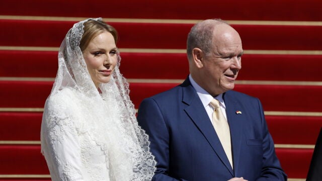 Monaco (Monaco), 28/03/2026.- Prince Albert II of Monaco and his wife Princess Charlene wait for arrival of Pope Leo XIV at the Cathedral of Monaco for attending the 'Prayer of the Liturgy of the Hours' in Monaco, 28 March 2026. Pope Leo XIV is on apostolic journey to Monaco. (Papa) EFE/EPA/SEBASTIEN NOGIER