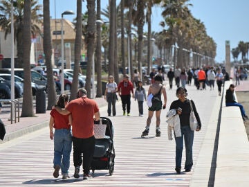 ALMER&Iacute;A, 28/03/2026.- Varias personas disfrutan del buen tiempo en el Paseo Mar&iacute;timo la playa de Almer&iacute;a, hoy S&aacute;bado Santo. EFE / Carlos Barba