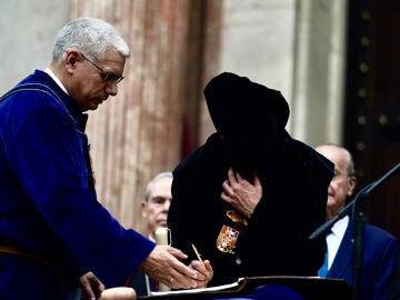 (Foto de ARCHIVO)Preso liberado firma antes de procesionar por las calles de M&aacute;laga acompa&ntilde;ando al Cristo El RIco.&Aacute;LEX ZEA / EUROPA PRESS27/03/2024