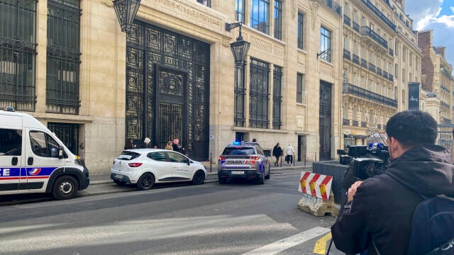 PAR&Iacute;S, 28/03/2026.- La polic&iacute;a francesa acordona este 28 de marzo de 2026 la fachada de la sede de una sucursal del Bank of America en la calle de la Bo&eacute;tie de Par&iacute;s, en la que una patrulla logr&oacute; desarticular durante la madrugada un ataque terrorista al detener a un hombre que estaba a punto de encender un explosivo. EFE/Catalina Guerrero 