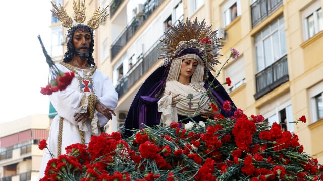 FOTODELD&Iacute;A - M&Aacute;LAGA, 28/03/2026.- Vista de las m&aacute;genes de Jes&uacute;s Cautivo y la Virgen de la Trinidad, durante su traslado al Hospital Civil de M&aacute;laga, hoy S&aacute;bado de Pasi&oacute;n. EFE/Jorge Zapata