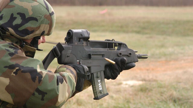 Un XM8 sin culata utilizado por un probador de armas del US Army
