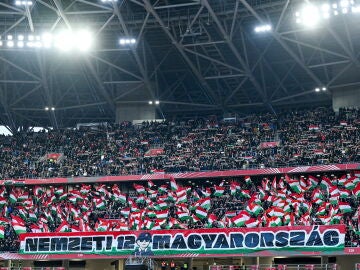 BUDAPEST (Hungary), 28/03/2026.- Hungarian fans cheer during the international friendly soccer match between Hungary and Slovenia in Puskas Arena in Budapest, Hungary, 28 March 2026. (Futbol, Amistoso, Hungr&iacute;a, Eslovenia) EFE/EPA/TAMAS VASVARI HUNGARY OUT 