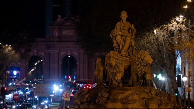 MADDRID, 28/03/2026.- La fuente de Cibeles en Madrid se une al apag&oacute;n simb&oacute;lico de la Hora del Planeta, el mayor movimiento global en defensa de la naturaleza, que cumple hoy 20 a&ntilde;os. EFE/Daniel Gonz&aacute;lez 