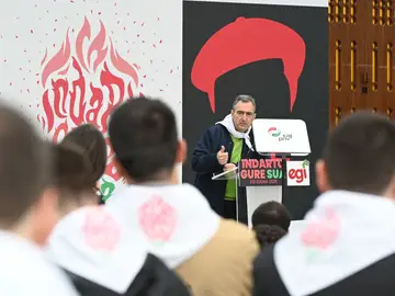 Aitor Esteban participa en el acto por el EGI Eguna en Mungia El presidente del Euzkadi Buru Batzar, Aitor Esteban, participa en el acto por el EGI Eguna, en Foruen Enparantza, a 28 de marzo de 2026, en Mungia, Vizcaya, País Vasco (España). EGI, siglas de Euzko Gaztedi Indarra (“Fuerza de la juventud vasca”), es la organización juvenil del PNV y actúa como su rama política para jóvenes. Se define como organización vasca, democrática, plural, participativa, independentista y humanista, activa en la CAV, Navarra y País Vasco francés. 28 MARZO 2026 David...