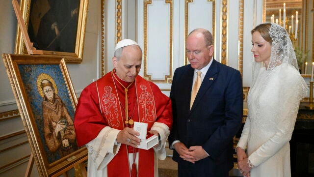 MONACO (Monaco), 28/03/2026.- A handout picture provided by the Vatican Media shows Prince Albert II of Monaco, Princess Charlene, and Pope Leo XIV during a meeting at the Prince's Palace during Pope's one-day trip, in Monaco, 28 March 2026. Pope Leo XIV is on apostolic journey to Monaco. (Papa) EFE/EPA/VATICAN MEDIA HANDOUT HANDOUT EDITORIAL USE ONLY/NO SALES 