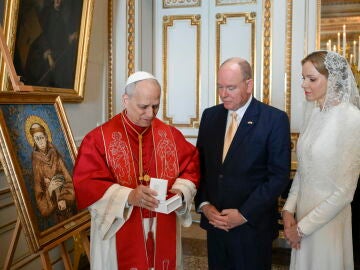 MONACO (Monaco), 28/03/2026.- A handout picture provided by the Vatican Media shows Prince Albert II of Monaco, Princess Charlene, and Pope Leo XIV during a meeting at the Prince's Palace during Pope's one-day trip, in Monaco, 28 March 2026. Pope Leo XIV is on apostolic journey to Monaco. (Papa) EFE/EPA/VATICAN MEDIA HANDOUT HANDOUT EDITORIAL USE ONLY/NO SALES 