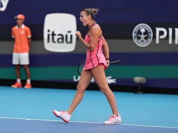 Sabalenka celebra un juego en la final ante Coco Gauff