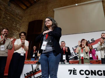 M&oacute;nica Oltra es aplaudida por sus compa&ntilde;eros de partido 