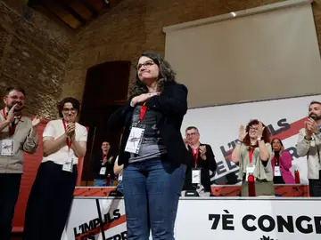 Mónica Oltra es aplaudida por sus compañeros de partido Mónica Oltra es aplaudida por sus compañeros de partido