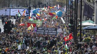 Decenas de miles de personas protestan en Londres contra la extrema derecha