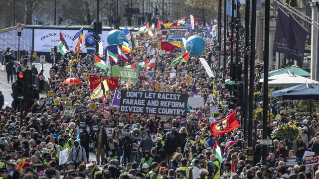 R.Unido.- Decenas de miles de manifestantes marchan contra la ultraderecha en Londres
