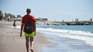 Un hombre disfruta del buen tiempo en la playa de El Zapillo en Almería ALMERÍA, 28/03/2026.- Un hombre disfruta del buen tiempo en la playa de El Zapillo en Almería, hoy Sábado Santo. EFE / Carlos Barba