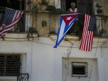Una se&ntilde;ora cubana luce en el balc&oacute;n la bandera de su pa&iacute;s junto a la de los Estados Unidos de Am&eacute;rica