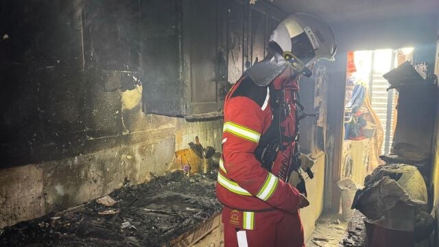 BomberosCM tras extinguir el incendio. REMITIDA / HANDOUT por Emergencias 112 Fotograf&iacute;a remitida a medios de comunicaci&oacute;n exclusivamente para ilustrar la noticia a la que hace referencia la imagen, y citando la procedencia de la imagen en la firma 28/03/2026