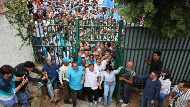 AME8421. CARACAS (VENEZUELA), 28/03/2026.- Activistas y simpatizantes del partido Vente Venezuela (VV), se re&uacute;nen durante el acto de reapertura de la sede este s&aacute;bado, en Caracas (Venezuela). Cientos de activistas y simpatizantes del partido Vente Venezuela (VV), de la l&iacute;der opositora Mar&iacute;a Corina Machado, se congregaron para reabrir 'El Bejucal', la sede de la agrupaci&oacute;n en Caracas, cerrada desde las cuestionadas elecciones presidenciales de julio de 2024, y prometieron acompa&ntilde;ar protestas p...