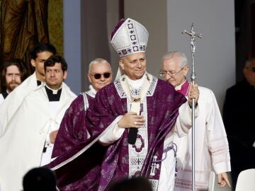 Monaco (Monaco), 28/03/2026.- Pope Leo XIV leads a mass inside the Louis II Stadium in Monaco, 28 March 2026. Pope Leo XIV is on an apostolic journey to Monaco. (Papa) EFE/EPA/SEBASTIEN NOGIER