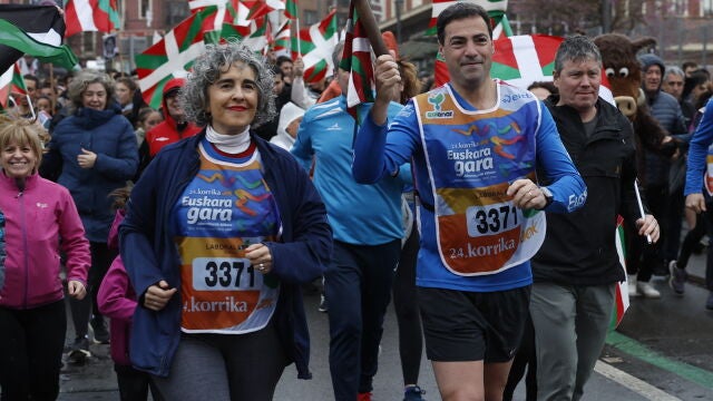 BILBAO, 29/03/2026.- El lehendakari Imanol Pradales (d), acompa&ntilde;ado de la vicelehendakari Ibone Bengoetxea (i), entre otras autoridades, ha recogido este domingo el testigo de la Korrika 2026, que los &uacute;ltimos kil&oacute;metros en Bilbao y que ha estado marcada por la pol&eacute;mica, tras la exhibici&oacute;n de im&aacute;genes de presos de ETA o el "veto" de la organizadora AEK al sindicato CCOO. EFE/ Miguel To&ntilde;a 