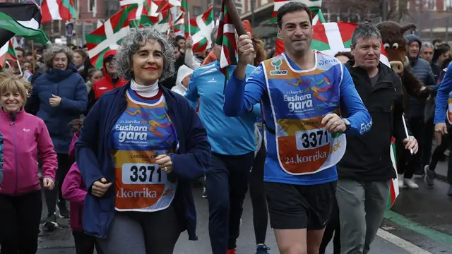 Imanol Pradales recoge el testigo de la Korrika 2026 BILBAO, 29/03/2026.- El lehendakari Imanol Pradales (d), acompañado de la vicelehendakari Ibone Bengoetxea (i), entre otras autoridades, ha recogido este domingo el testigo de la Korrika 2026, que los últimos kilómetros en Bilbao y que ha estado marcada por la polémica, tras la exhibición de imágenes de presos de ETA o el "veto" de la organizadora AEK al sindicato CCOO. EFE/ Miguel Toña