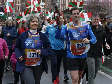 Imanol Pradales recoge el testigo de la Korrika 2026 BILBAO, 29/03/2026.- El lehendakari Imanol Pradales (d), acompañado de la vicelehendakari Ibone Bengoetxea (i), entre otras autoridades, ha recogido este domingo el testigo de la Korrika 2026, que los últimos kilómetros en Bilbao y que ha estado marcada por la polémica, tras la exhibición de imágenes de presos de ETA o el "veto" de la organizadora AEK al sindicato CCOO. EFE/ Miguel Toña